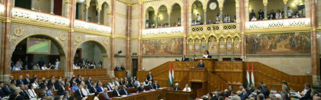 Мађарски парламент усвојио измене Устава, омогућена смена Шуљока