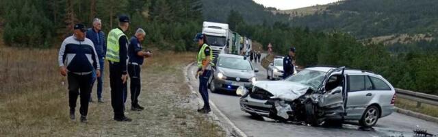 Žestok sudar kamiona i automobila kod Zlatibora: Prednji deo na oba vozila skoro potpuno slupan