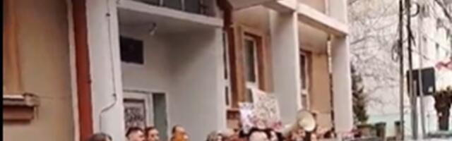 Đaci niške Umetničke protestovali zbog pritiska koji vrše neki profesori: Deo kolektiva stao uz njih  (VIDEO)