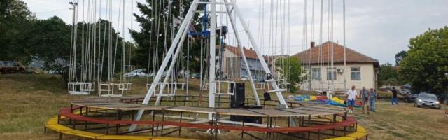 Deca lakše povređena kada ih je udarila šipka sa igračkom: Vlasnik ringišpila iz Ugrinovaca delimično priznao krivicu