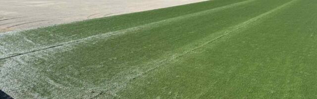 Počelo stavljanje veštačke podloge na teren u Krčagovu