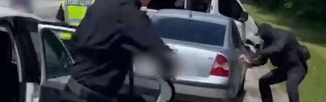 UKRAJINSKI POLICAJAC PUCAO NA SVOJE VOJNIKE: Prvo su ga razoružali, a onda je otišao kući po pištolj i ranio trojicu!