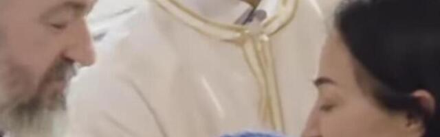 CECA RAŽNATOVIĆ UHVAĆENA NA PONOĆNOJ LITURGIJI! Evo ko se ne odvaja od nje - ona pokazala pravo lice