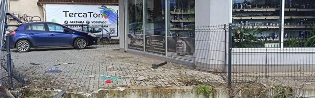 Prve fotografije nezgode u Mirijevskom bulevaru: Ostavili automobil na krovu i bez tablica!