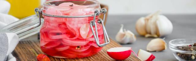 Ukiseljene rotkvice: Jednostavan recept koji menja ukus i teksturu ovog povrća u svega sat vremena