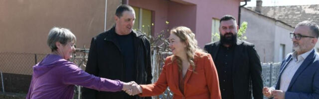 Komesarka Stanisavljević uručila pakete hrane i ogrev za izbeglice u Šidu