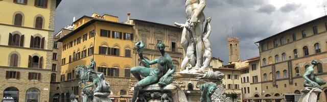 Turistkinja se u okviru izazova popela na Neptunovu fontanu i oštetila je