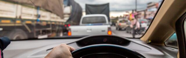 Tempirana bomba na auto-putu ka Inđiji, ljudi snimili vozača, mreže gore: "Ovo nema ni u Indiji"