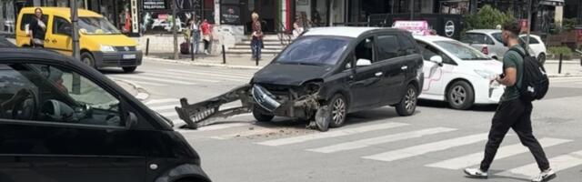 Nezgoda u Glavnoj ulici: Saobraćaj usporen nakon sudara dva vozila (VIDEO)
