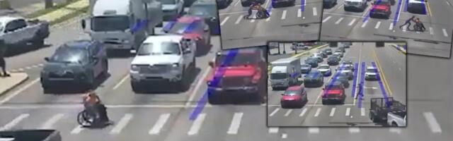 (VIDEO) Šok scena! Spajdermen uleteo u prometnu ulicu kada je video čoveka u invalidskim kolicima: Ono što je usledilo je zapanjilo svet