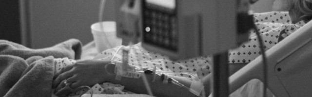 Molila je prijateljicu da joj ne dozvoli da umre, zbog jednog zalogaja deo mozga joj je uništen, zbog čega je sad biljka!