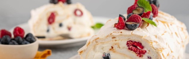 Rolat torta - lagana baze poslastica sa malinama i borovnicama kao instant osveženje