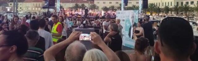 Hiljade ljudi pevalo u čast Oliveru u Veloj Luci (FOTO, VIDEO)