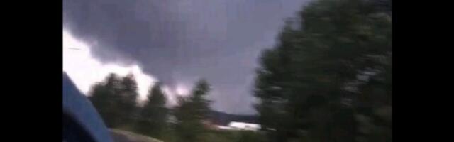 Tornado u Bečeju: Snimljene scene kao iz filma (FOTO)