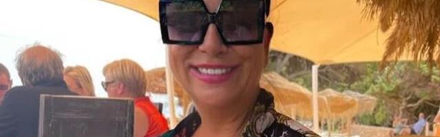 Alka Vuica POZIRALA PORED BAZENA BEZ IČEGA NA SEBI, svi trljali oči kada je podelila ovu fotografiju u SEDMOJ DECENIJI (FOTO)
