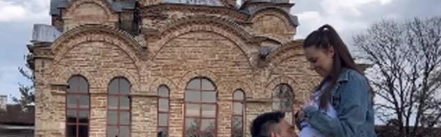 MILAN VASIĆ NE KRIJE SREĆU! Potvrdio da će postati otac i podelio sliku sa trudnom suprugom: On je ljubi u stomak ispred OVE svetinje na Kosovu (FOTO)
