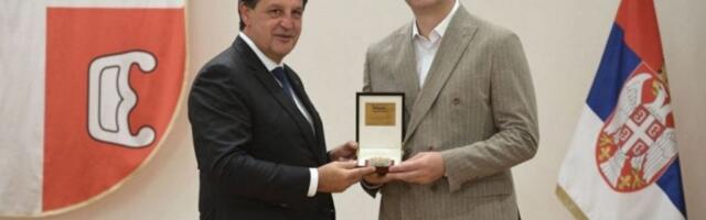 PLAKETA ZA FUADA ŠEĆOVIĆA! Komandir saobraćajne policije Novog Beograda nagrađen za izuzetne doprinose! (FOTO)