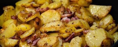 Krompir sa slaninom zapečen u rerni: Ručak gotov za 20 minuta od samo dva sastojka