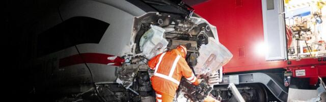 BROJE SE MRTVI U STRAVIČNOJ NESREĆI! Voz iskliznuo iz šina, više od 100 povređenih putnika! (UZNEMIRUJUĆI SNIMCI)