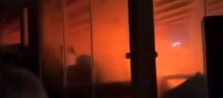 (UZNEMIRUJUĆE) OČAJNI LJUDI U PANICI BEŽE IZ BUKTINJE DOK ODJEKUJU KRICI: Novi snimak UŽASA iz bara smrti u Švajcarskoj! (VIDEO)