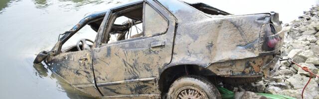 Ovo je automobil koji su ronioci izvukli iz Dunava, u njemu bilo telo! Provelo je u vodi 11 godina?