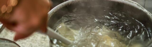 Zašto svi odjednom kuvaju jabuke i piju toplu vodu? Internet opsednut novim trendom (VIDEO)