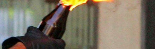 UPAO U DVORIŠTE KUĆE, RAZBIO PROZOR I BACIO MOLOTOVLJEV KOKTEL: Drama na Čukarici, ima i povređenih!