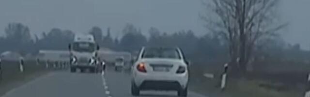 VIDEO Vozač "mercedesa" zaustavljen u Rumenki: Preticao kolonu preko pune linije i vozio 206 km/h