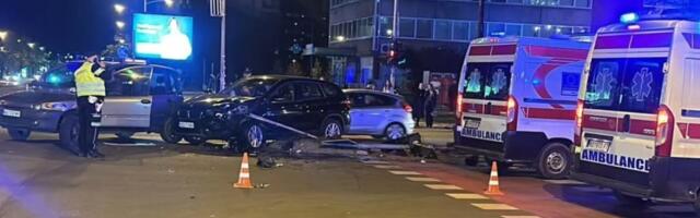 Užasna saobraćajna nesreća u Novom Sadu: Sudarila se dva automobila, oborili semafor koji je teško povredio pešaka (FOTO)