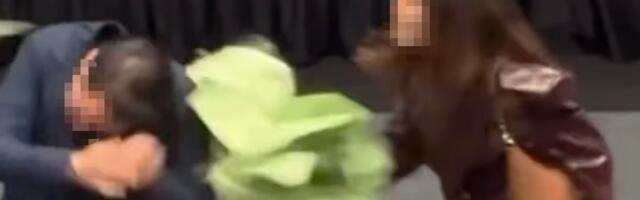 HAOS U BIOSKOPU Uhvatila muža sa ljubavnicom, pa ga ISTUKLA CVEĆEM! Jedan detalj muči ljude na mrežama