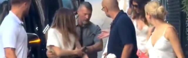 Džej Lo se umalo nije polomila na betonu: Pevačica se okliznula, a on joj je pritekao u pomoć (VIDEO)