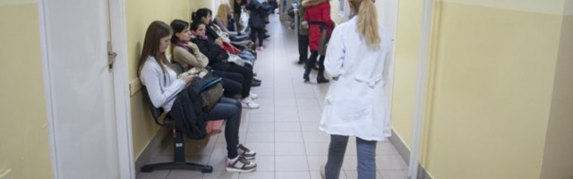 INCIDENTT U BOLNICI U ČAČKU: Pacijent vikao i PRETIO medicinskim radnicima, pa RAZBIO staklo na info-pultu!