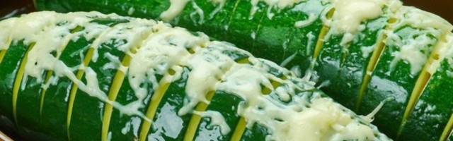 "Harmonika" tikvice sa sirom - najukusniji način da ovog leta pripremite zdravo povrće