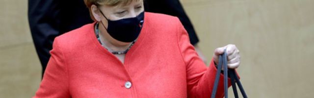 Ангела Меркел након критика почела да носи маску