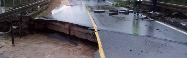 Poplave: Vanredno stanje u 42 opštine, obrušio se i drugi deo mosta kod Kraljeva