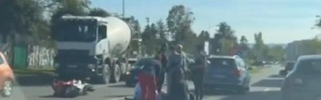 Nesreća u Novom Sadu, oboren motociklista (VIDEO)