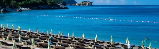 Nakon ŠOK SNIMKA sa cenama ležaljki u Crnoj Gori, nastao HAOS na mrežama:  "Za OVE PARE hoću da me SAMA MAŽE KREMOM"