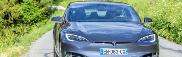 Auto goreo, kvake nisu radile: Žena je poginula, sad njen muž tuži Teslu (VIDEO)