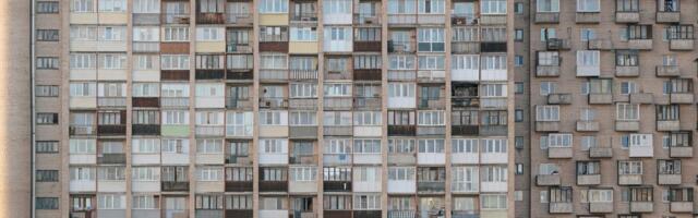 JEZIV SNIMAK Ljubavna afera pošla po zlu?! Žena visila sa 10. sprata i grčevito pokušavala na spasi glavu