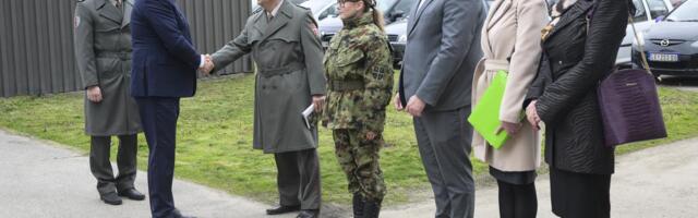 Ulaganja u zdravstvo i standard vojske: Ministar Gašić obišao Garnizonsku ambulantu u Leskovcu (FOTO)
