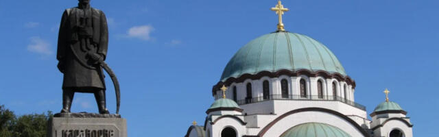 Politika bez pokrića: operska pevačica „pitala spomenik” za savet pa zapevala (video)