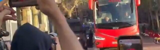 Skandal u Barseloni: Huligani napali autobus Atletiko Madrida i polupali stakla