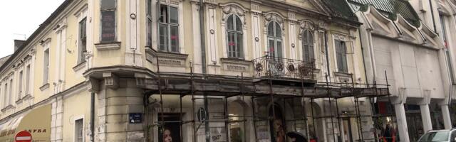 Kuća sa sunčanim satom u Zemunu preti da se uruši: Svi se provlače ispod ove skele uprkos upozorenju