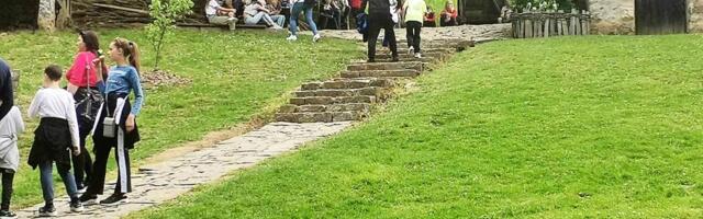 Ako planirate izlet za prvomajske praznike, obratite pažnju: Opasnost vreba iz trave, ovo su prvi simptomi opake zaraze