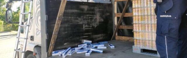 ZAPLENA NA PRELAZU BAČKA PALANKA Otkriveno  3.990 paklica cigareta bez akciznih markica, uhapšen muškarac