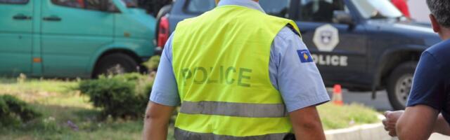 Pao dok je prelazio pešački, pa mu ispao pištolj pred policijom! Neverovatna scena u Dečanima