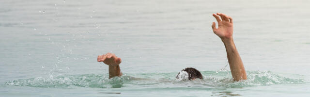 TINEJDŽER SE UDAVIO U RECI: Ušao u vodu da se rashladi, pa ga STRUJA POVUKLA U SMRT!