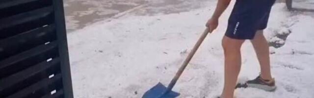 ČISTI GRAD LOPATOM USRED LETA! Ne, ovo nije veštačka inteligencija! Čovek u Nevesinju izašao na ulicu u šortsu i majici i bacio se na posao (VIDEO)