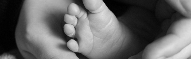 (FOTO) OVO PREVAZILAZI SVE GRANICE DOBROG UKUSA: Roditelji bebi uradili nadogradnju noktiju!