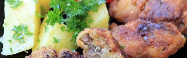 (RECEPT) RUČAK SPREMAN ZA 20 MINUTA: Hrskave pohovane pileće džigerice sa belim lukom